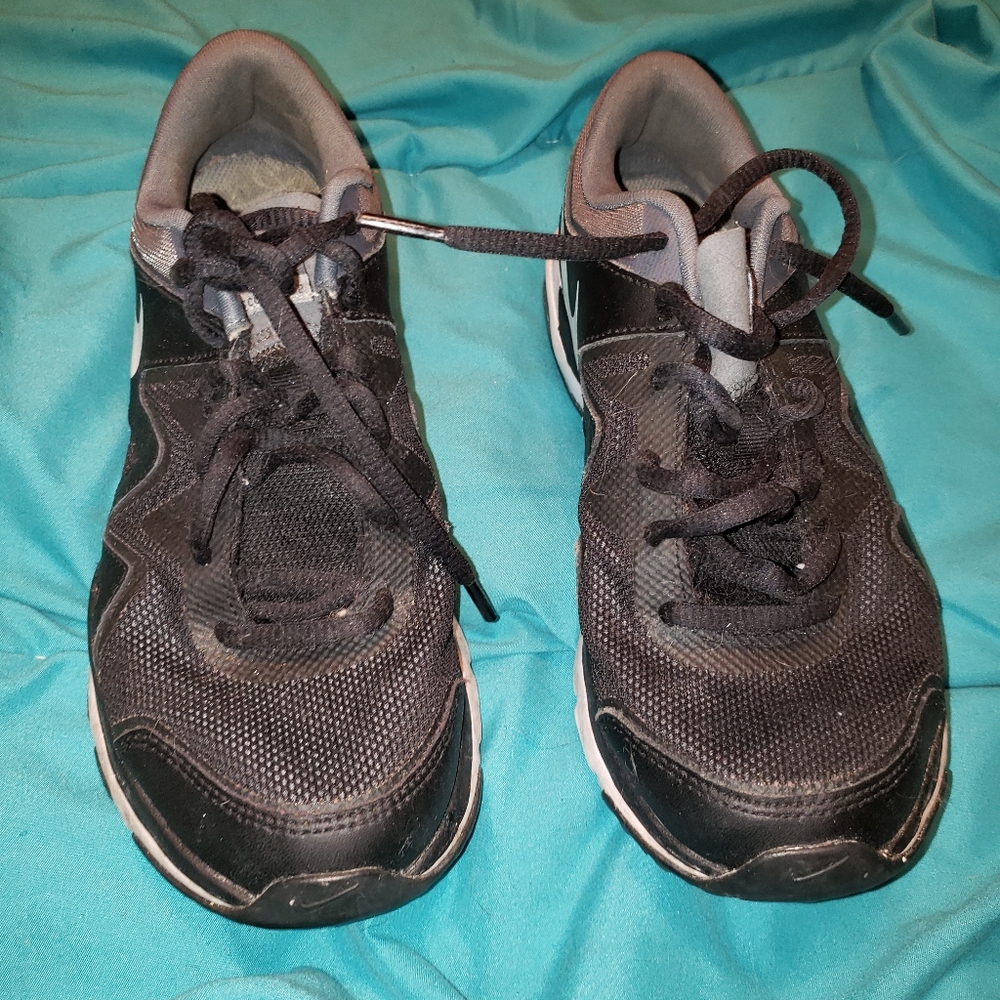 Boys Nike 6.5 shoes
